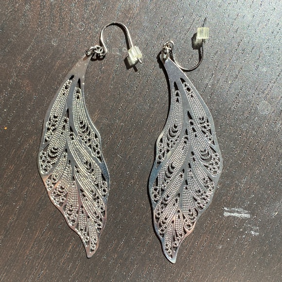Metal feather earrings - Picture 3 of 3